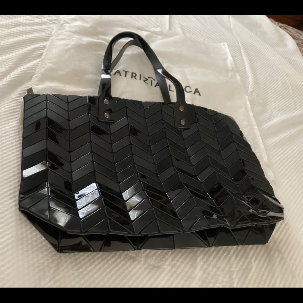 PATRIZIA LUCA TOTE - Shiny Black Geo-Print-